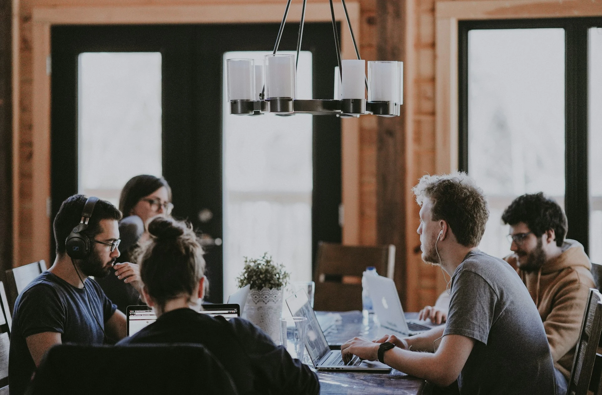 Équipe travaillant ensemble autour d'un bureau